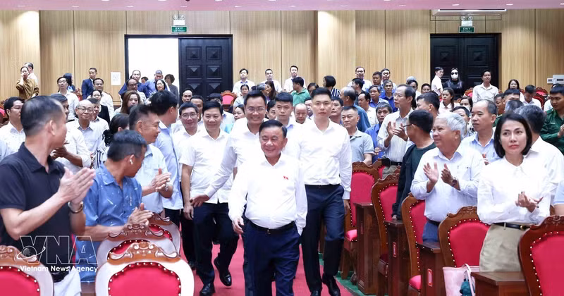 越共中央书记处常务书记陈锦秀与岘港市选民举行见面会。（图片来源：越通社）