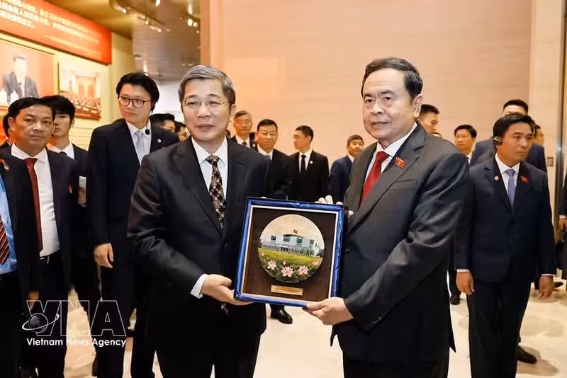 越南国会主席陈青敏向中国共产党历史展览馆赠送纪念品。（图片来源：越通社）