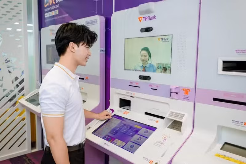 客户在先锋股份商业银行使用LiveBank 24/7自动银行服务。（图片来源：TP Bank）