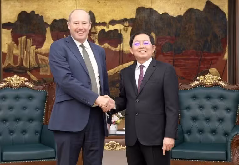 胡国勇副总理与马克·阿姆斯特朗先生。（图片来源：政府门户网）
