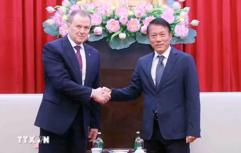 越共中央政治局委员、公安部部长梁三光大将与俄罗斯联邦处罚执行局局长阿尔卡季·亚历山德罗维奇·戈斯捷夫大将。（图片来源：越通社）