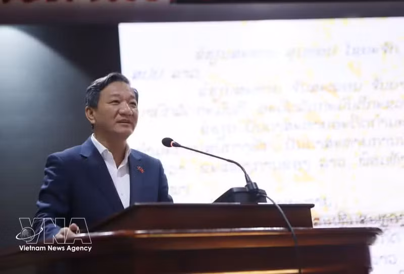 越南驻老挝大使阮明心发表讲话。图自越通社