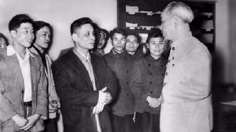 胡志明主席于1957年走访《人民报》社总部，并向报社领导、干部和记者拜年。