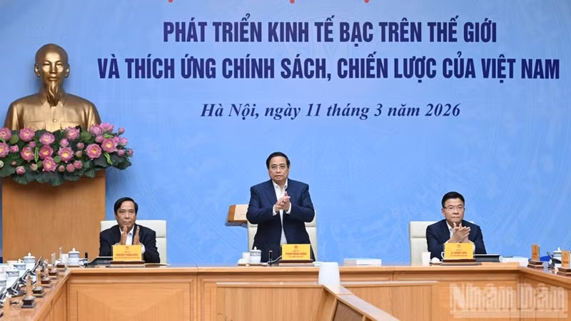 范明正总理在会上发表讲话。