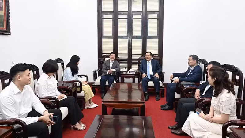 双方工作会谈场面。