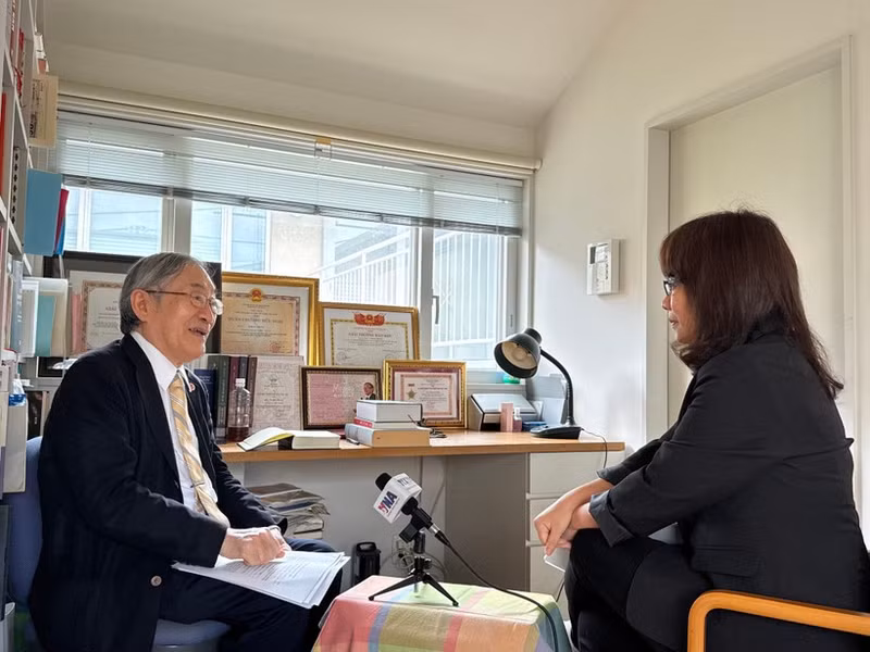 越日大学校长古田元夫教授在接受越通社驻日本记者采访。（图片来源：越通社）
