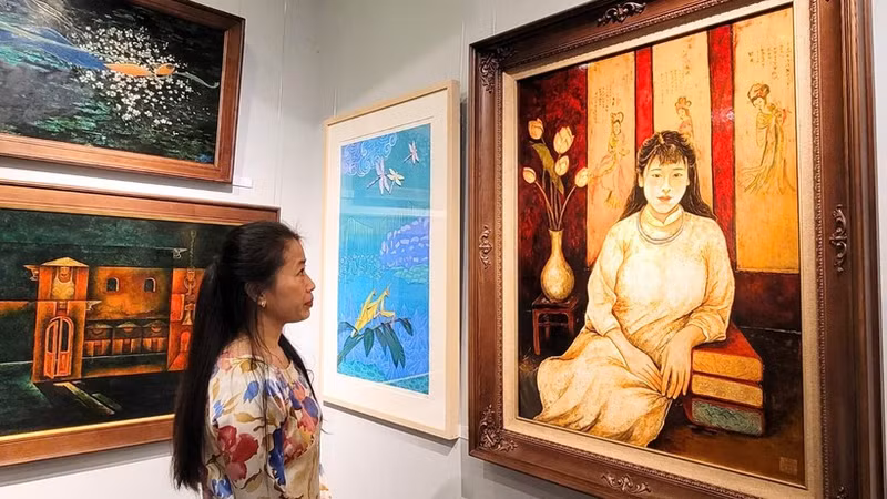 观众在“友谊色彩”展览空间欣赏艺术作品。（图片来源：越通社）