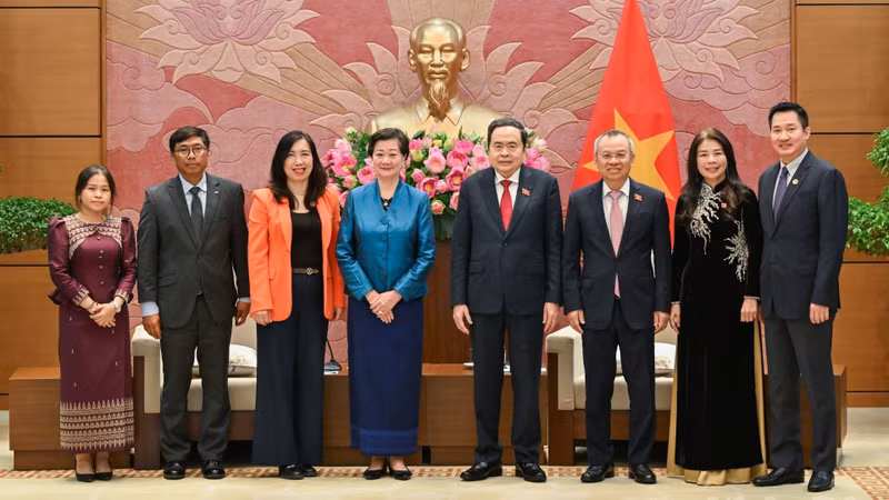 越南国会主席陈青敏与柬埔寨驻越南大使以及双方代表合影留念。