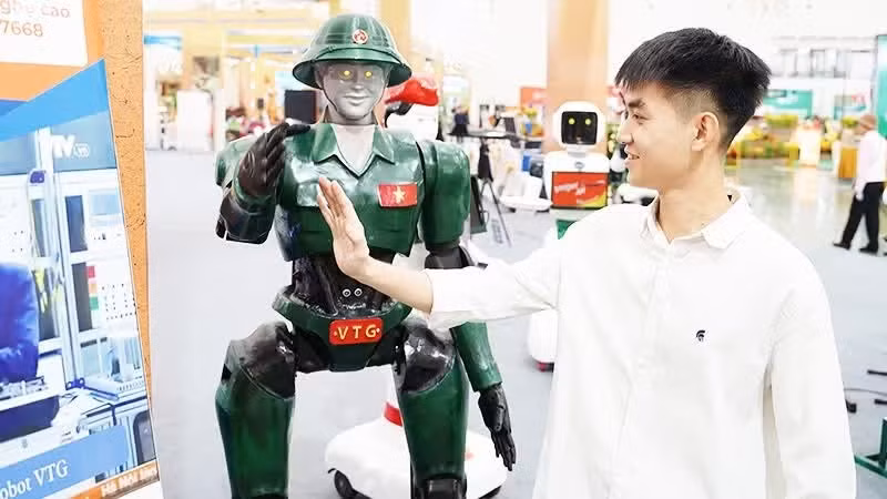 各家公司在科技展览会上展示的机器人产品。（图：阮月英摄）