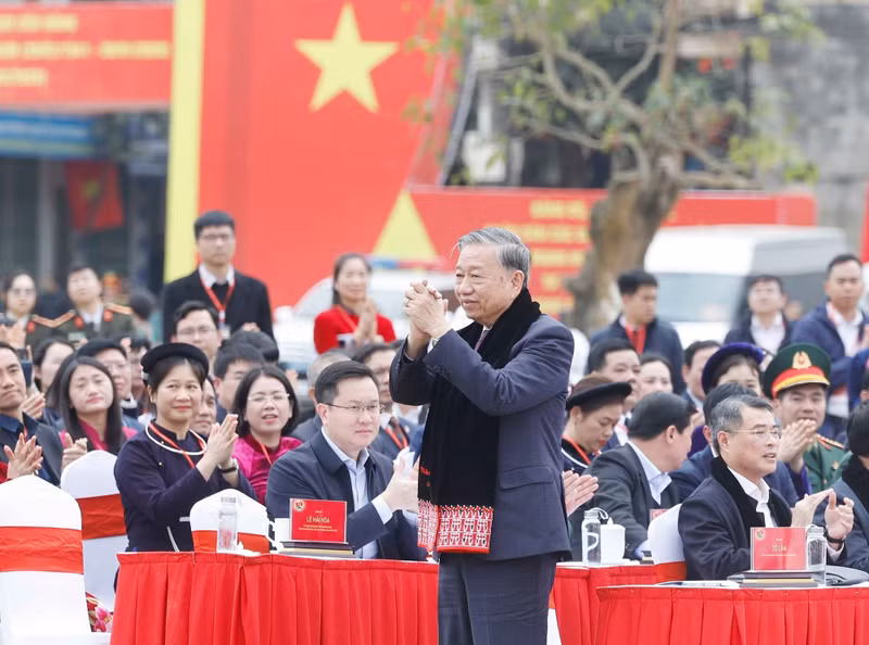苏林总书记与高平省各民族人民亲切交谈。