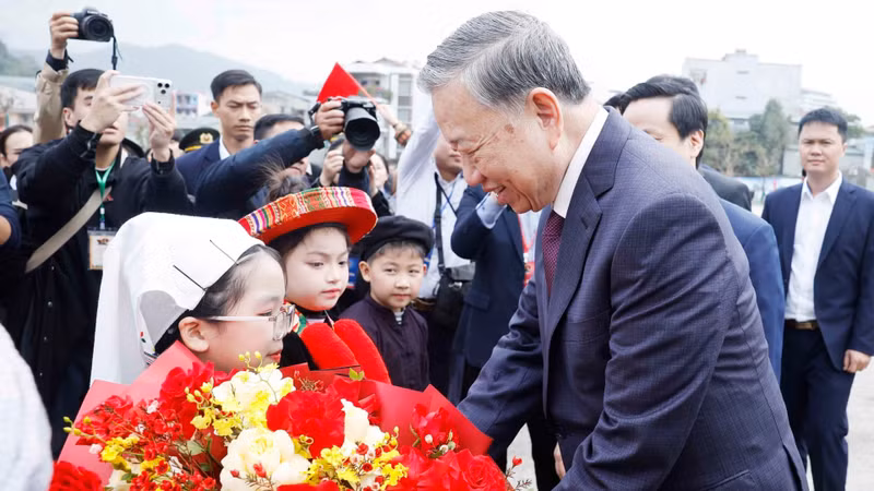 高平省儿童向苏林总书记赠送鲜花。