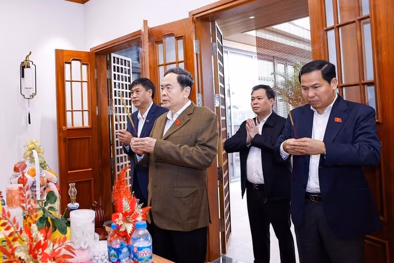 越南国会主席陈青敏敬香缅怀已故越共中央总书记、第十一届和第十二届国会主席阮富仲。