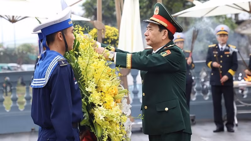 国防部领导向武元甲大将敬香献花。