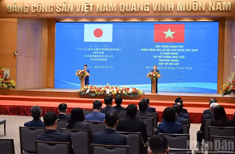 黎明兴总理和高市早苗首相共同会见记者。