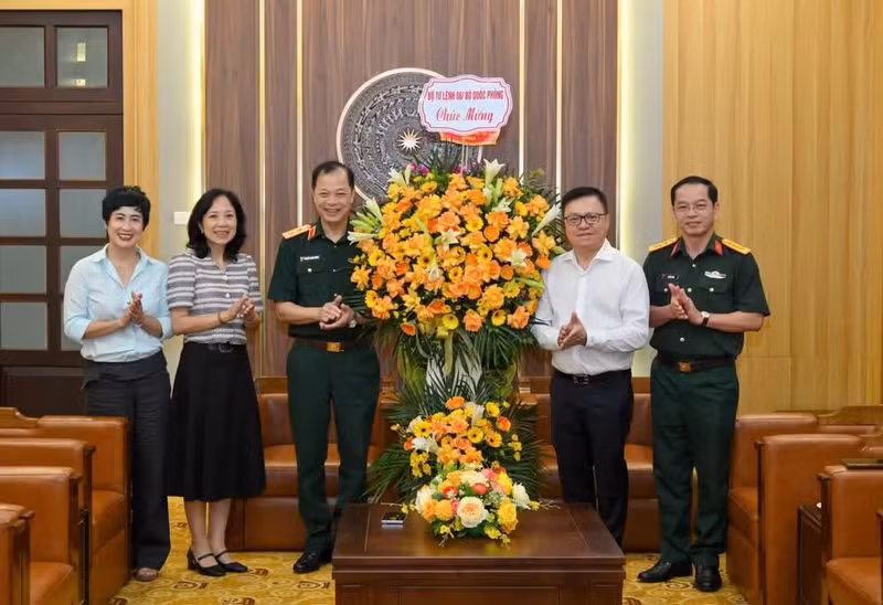 由86司令部政治委员阮明胜中将率领的86司令部工作代表团到访《人民报》并表示祝贺。（图：世大摄）