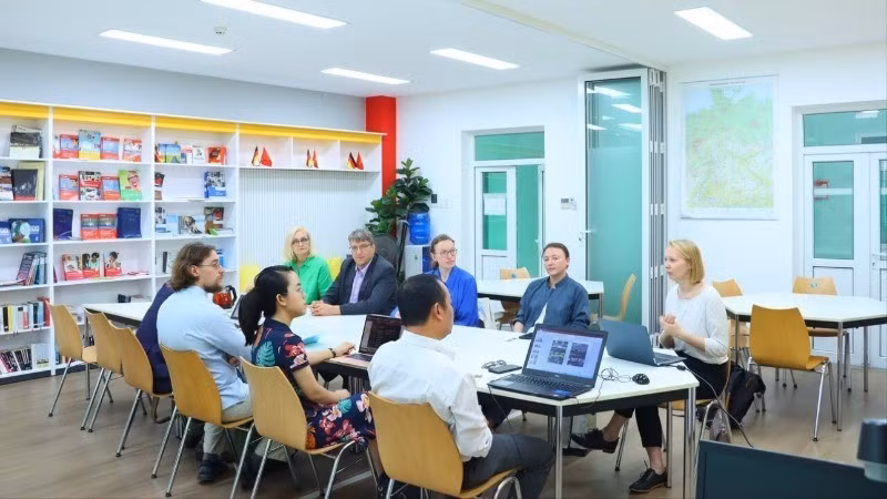 爱沙尼亚塔尔图大学工作代表团与越南顺化大学代表团会面，旨在促进教育合作。