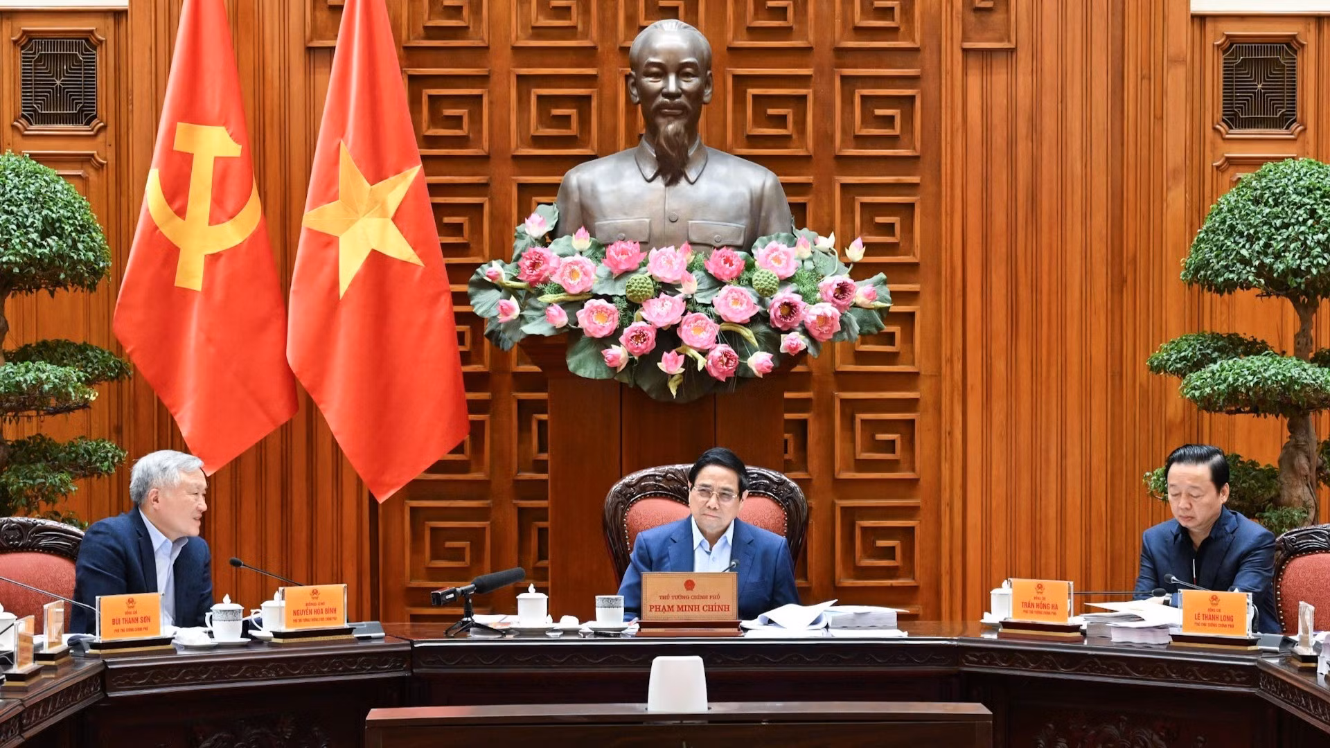 越南政府总理范明正主持召开政府常务会议。