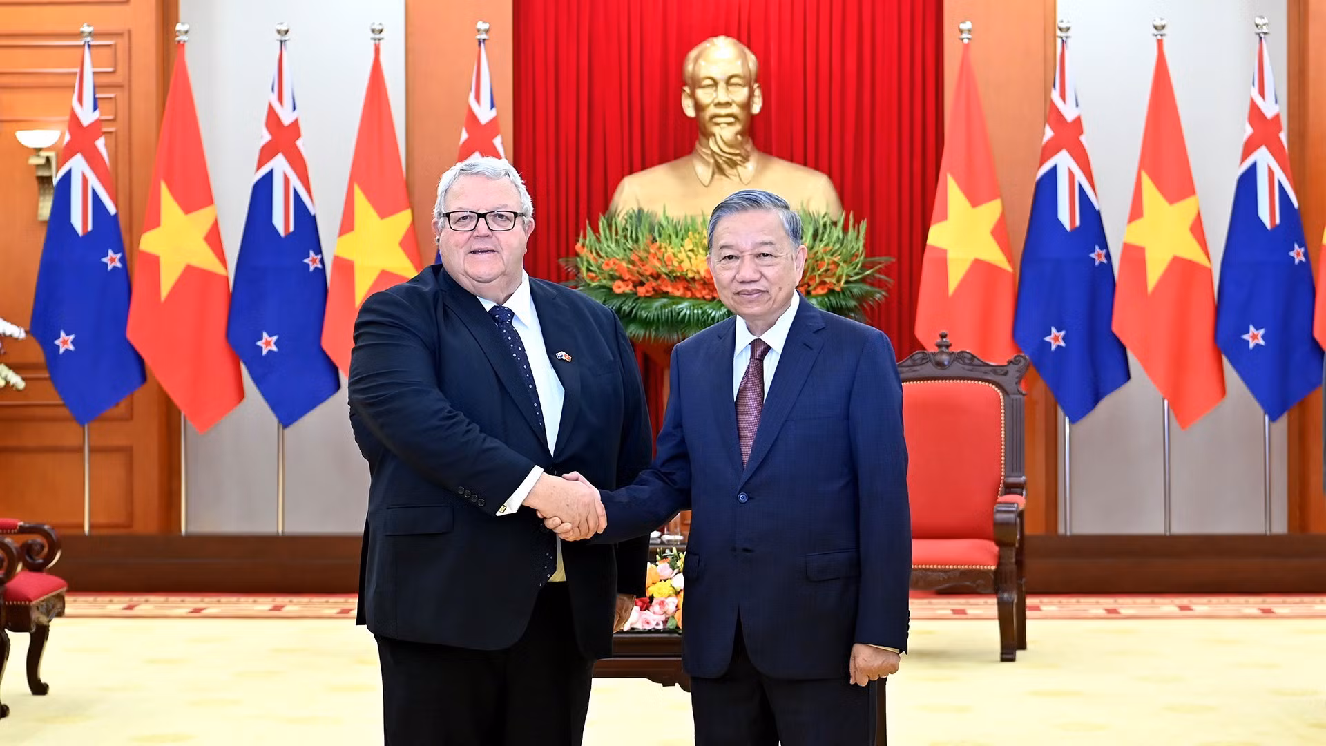 苏林总书记会见新西兰议会议长格里·布朗利。