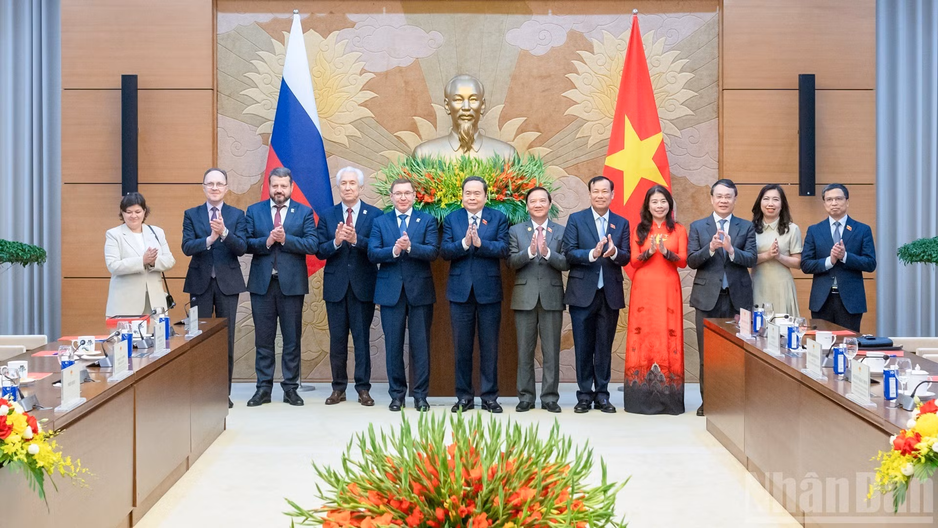 越南国会主席陈青敏会见俄罗斯联邦委员会第一副主席弗拉基米尔·弗拉基米罗维奇·亚库舍夫。
