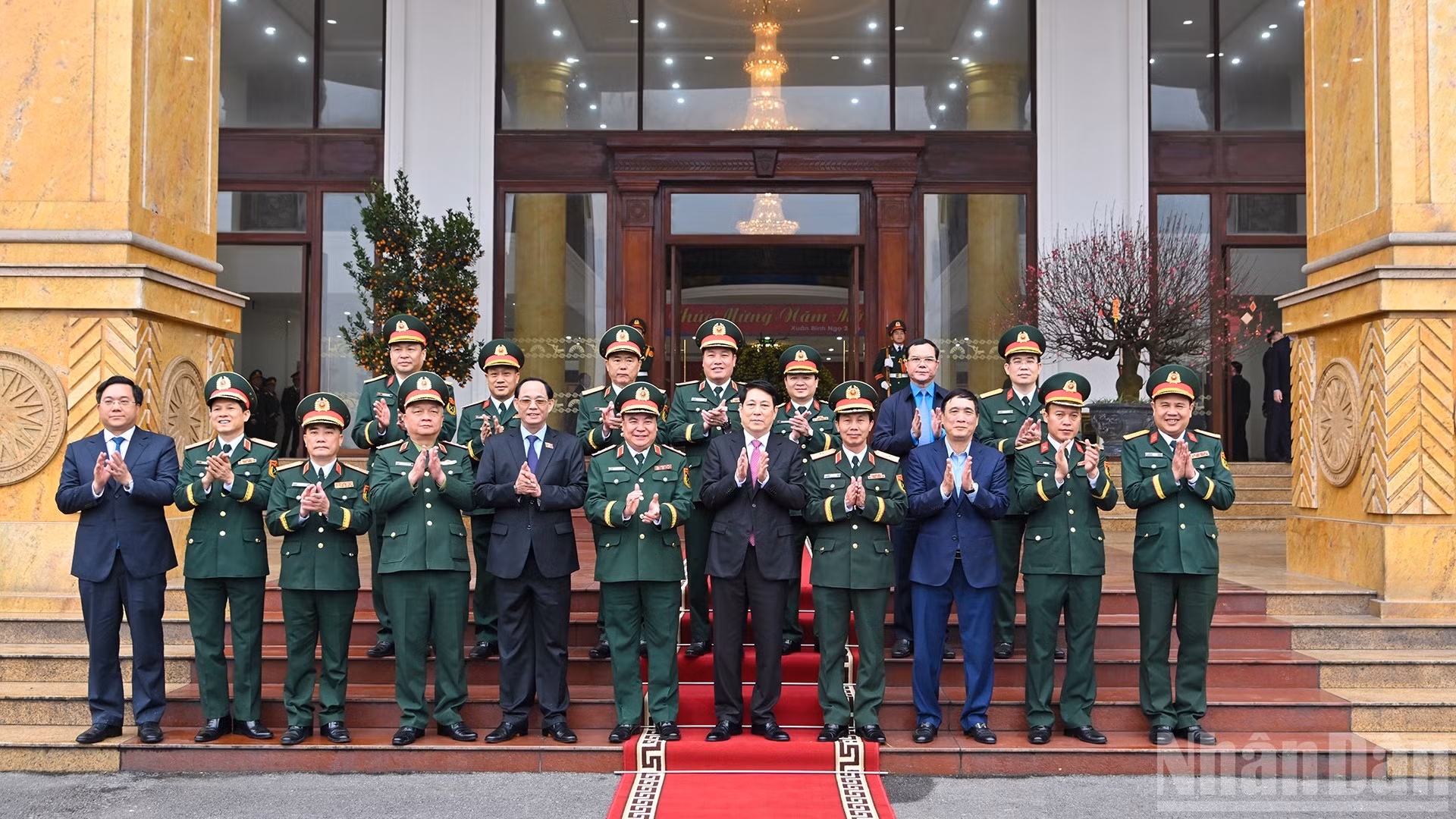 国家主席梁强与第二军区干部战士合影。（水源 摄）