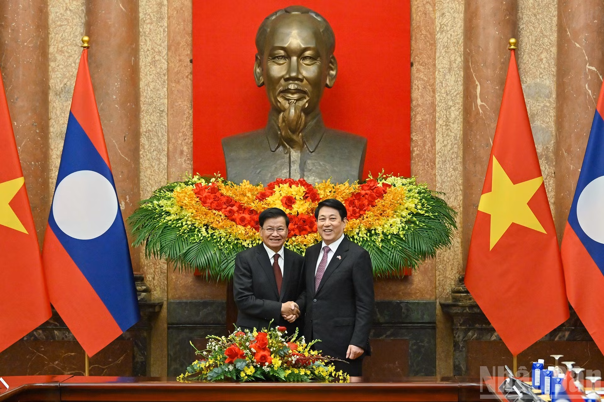 越南国家主席梁强与老挝人民革命党中央总书记、老挝人民民主共和国主席通伦·西苏里握手。