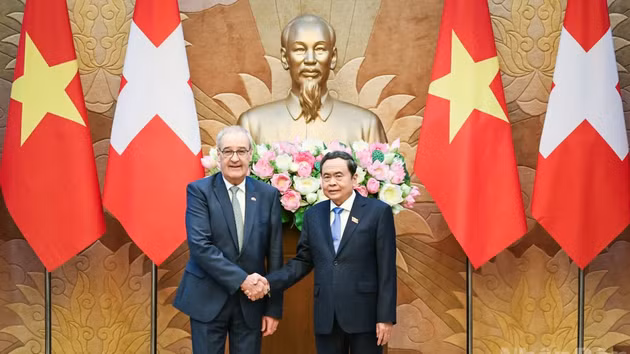 越南国会主席陈青敏和瑞士联邦主席居伊·帕姆兰。