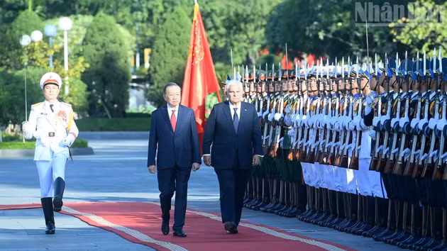 越共中央总书记、国家主席苏林和巴拿马总统何塞·劳尔·穆利诺检阅越南人民军仪仗队。