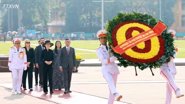 列支敦士登公国首相布丽吉特·哈斯（Brigitte Haas）前往胡志明主席陵敬献花圈并入陵瞻仰胡志明主席遗容。