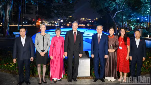 越共中央总书记、国家主席苏林携夫人吴芳璃与瑞士联邦主席居伊·帕姆兰携夫人卡罗琳·帕姆兰在还剑湖畔的巨型“瑞士花钟”。这是瑞士伯尔尼市市长2010年值升龙-河内1000周年庆典之际，向首都河内赠送了一份意义非凡的礼物。