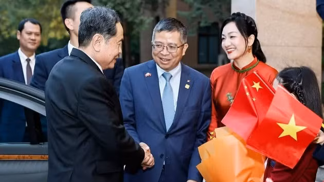 国会主席陈青敏在北京会见越南驻华大使馆工作人员和在华越南人代表。