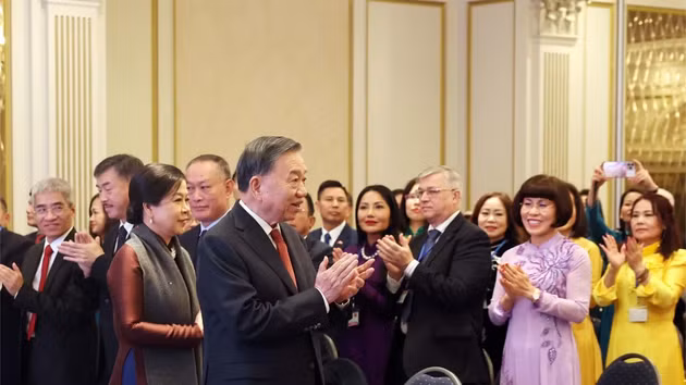 越共中央总书记、国家主席苏林偕夫人吴芳璃会见越南驻比利时大使馆馆员和旅居欧洲越南人社群代表。