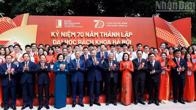 越共中央总书记、国家主席苏林和各位代表出席河内理工大学建校70周年庆典暨一级劳动勋章授勋仪式。
