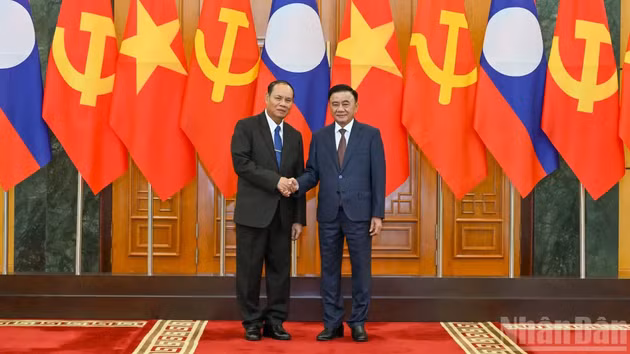 越共中央书记处常务书记陈锦秀与老挝人民革命党中央书记处常务书记维莱·拉坎丰。