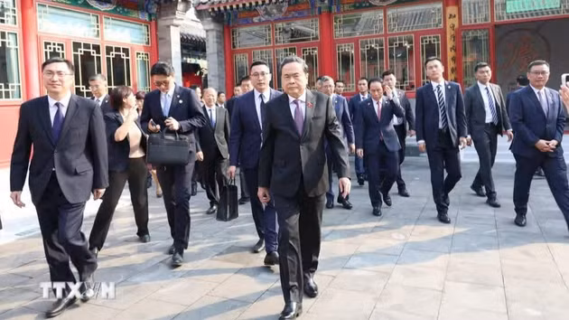 越南国会主席陈青敏和越南高级代表团前往朝阳区南磨房立法联络站参观考察。