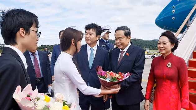 抵达首尔，开始对韩国进行正式访问的越南国会主席陈青敏偕夫人式访问。