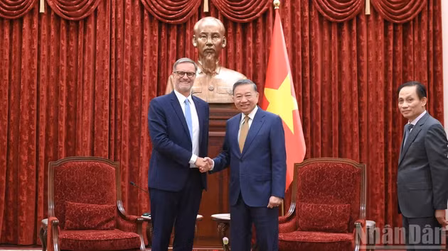 越共中央总书记、国家主席苏林会见法国驻越南大使奥利维耶·布罗谢。
