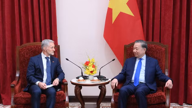 越共中央总书记、国家主席苏林会见荷兰驻越南大使雷姆科·范·维赫加登。