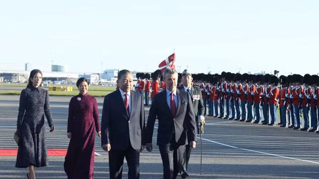 丹麦国王弗雷德里克十世和王后玛丽前往机场欢迎越共中央总书记、国家主席苏林和夫人到访。