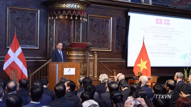 越共中央总书记、国家主席苏林在哥本哈根大学发表政策演讲。