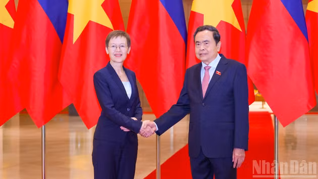 越南国会主席陈青敏和列支敦士登公国首相布丽吉特·哈斯。