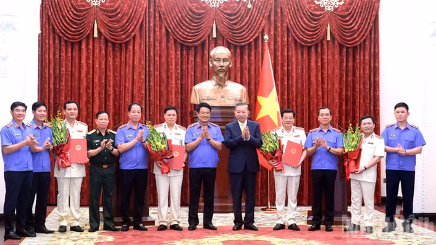 越共中央总书记、国家主席苏林和各位代表祝贺新任最高人民检察院检察官。