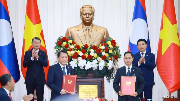 越南政府总理黎明兴和老挝政府总理沙伦赛·贡玛西见证越南公安部和老挝公安部之间老挝人口管理和公民身份识别系统相关文件转交仪式。