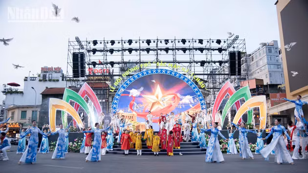 “五大洲色彩”街头节促进民间交流和国际联系【组图】
