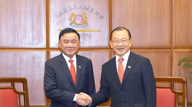 越共中央书记处常务书记陈锦秀会见新加坡国会议长谢健平。
