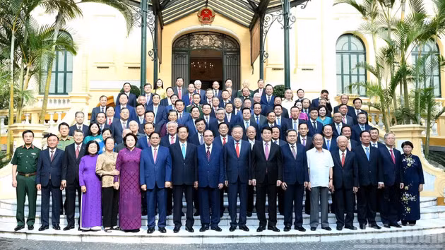 越共中央总书记、国家主席苏林，党和国家领导人和与会代表。