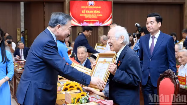 越共中央总书记、国家主席苏林向河内市党部党员颁发党龄纪念章【组图】