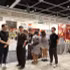 游客参观越南展位。（图片来源：越通社）