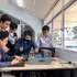 胡志明市国家大学理工大学学生应用高科技。（图片来源：越通社）