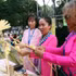 海外越侨体验越南春节文化，参加椰叶折纸活动。（图片来源：越通社）