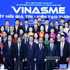 政府总理黎明兴与出席越南中小企业协会成立20周年纪念仪式的各位代表合影。